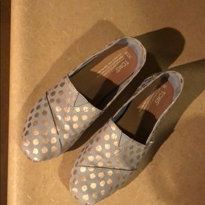 TOMS size 7.5 grey with rose gold polka dots. EUC